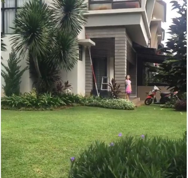 11 Potret rumah Nafa Urbach ini nggak cuma luas tapi asri, kitchen set kayunya klasik banget