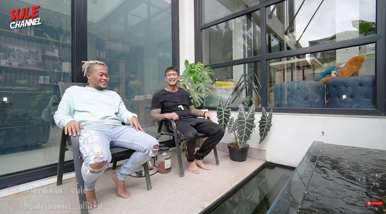 Jadi komedian top rumahnya mewah gaya industrial, 9 potret halaman belakang Tora Sudiro ada mini zoo