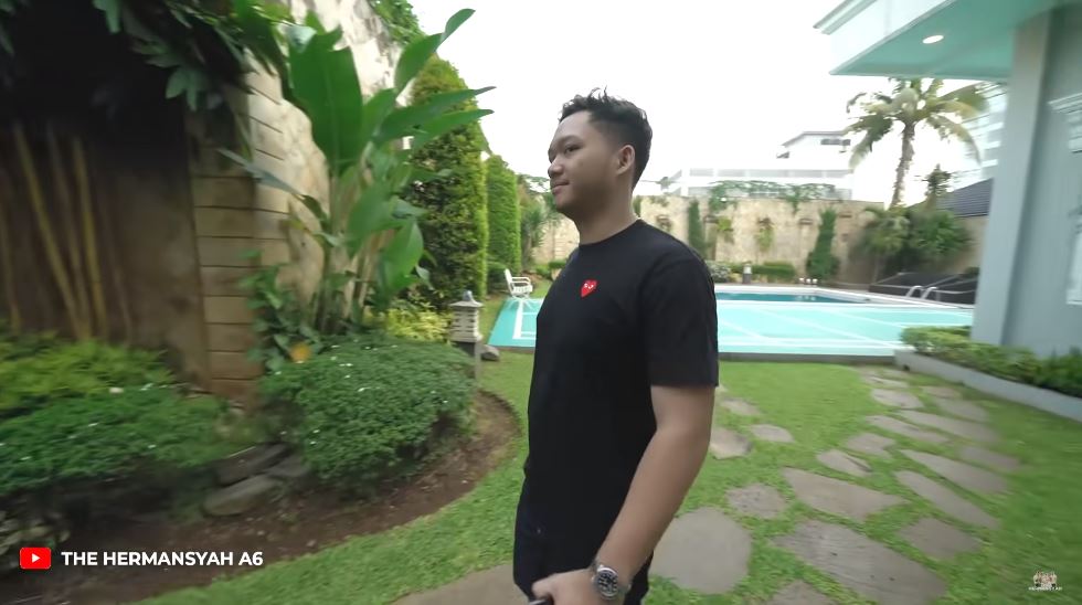 Tinggal di rumah ditaksir Rp 40 M, 9 potret halaman belakang Kris Dayanti ada lapangan badminton