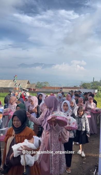 Momen nikahan ini hantaran seserahannya tak kaleng-kaleng, buket bunga raksasanya bikin salah fokus