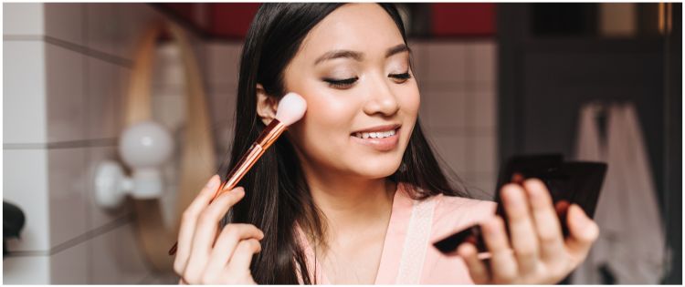 Teknik Membentuk Wajah Dengan Cream Contour