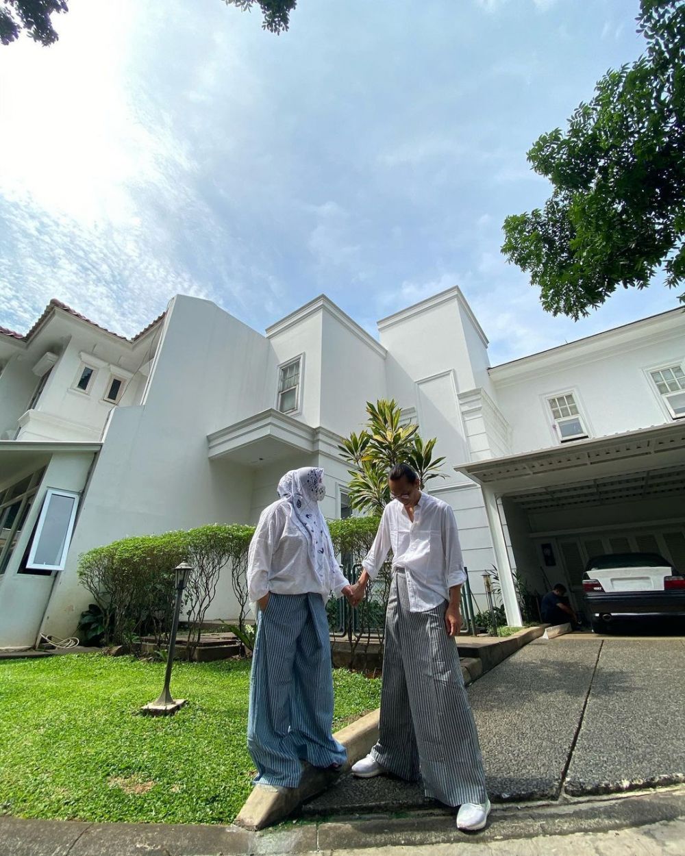 Dulu rumahnya di pinggir sungai kini huniannya mewah, intip 9 potret dapur Melly Goeslaw yang mungil