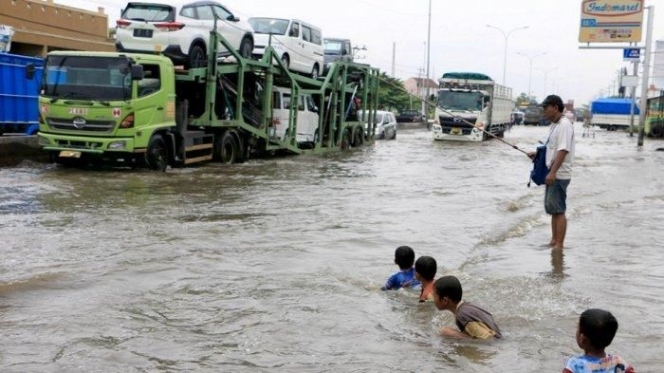43 Potret kocak kelakuan orang di tengah banjir ini kelewat santuy, nyeleneh pol