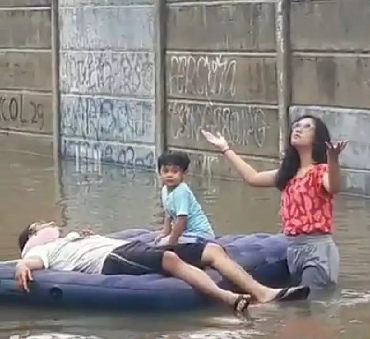 43 Potret kocak kelakuan orang di tengah banjir ini kelewat santuy, nyeleneh pol