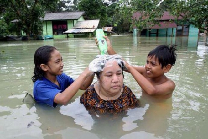 43 Potret kocak kelakuan orang di tengah banjir ini kelewat santuy, nyeleneh pol
