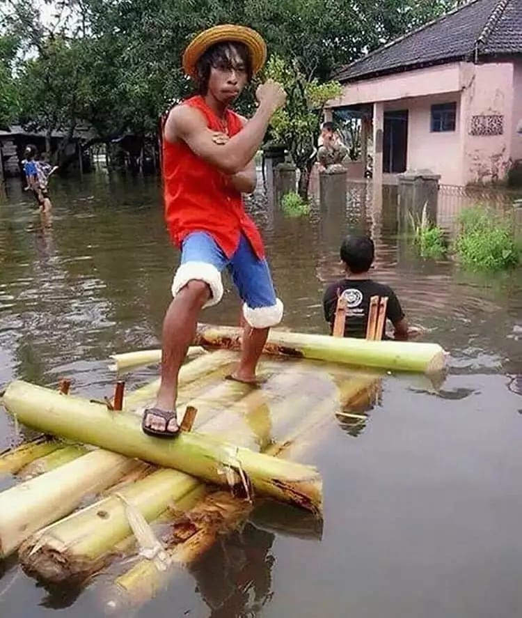 43 Potret kocak kelakuan orang di tengah banjir ini kelewat santuy, nyeleneh pol
