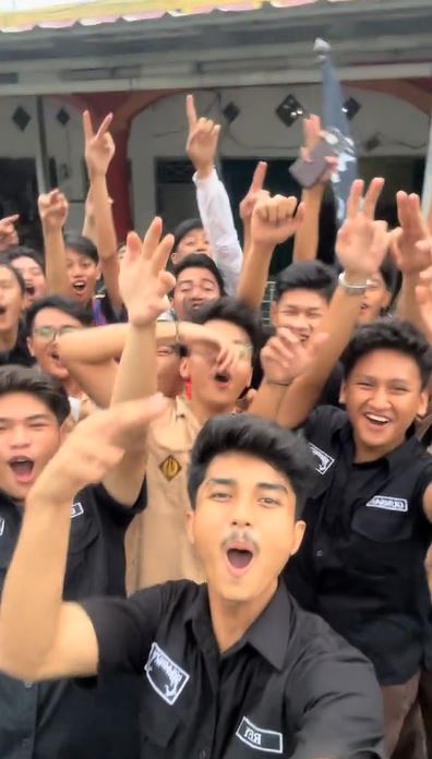 Ibu warung langganannya mau pindah, aksi siswa SMA berikan kado perpisahan ini bikin salut