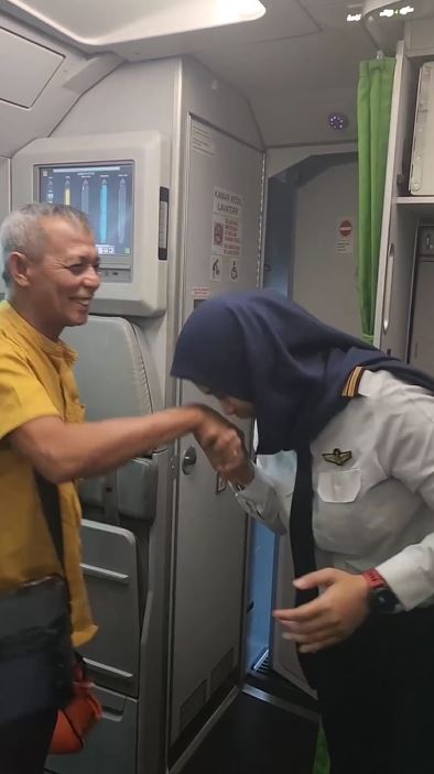 Momen guru naik pesawat yang dipiloti anaknya ini punya latar kisah haru, banjir doa dari warganet