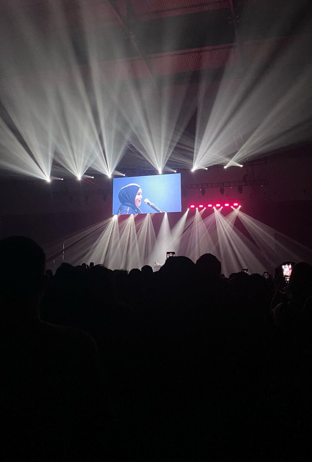 Panggung Jonas Brothers saat konser perdana di Indonesia, Putri Ariani memukau jadi pembuka