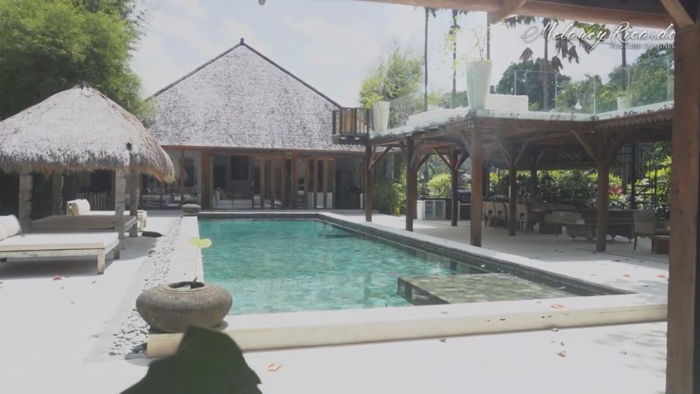 Tinggal di Bali tempati rumah bak resort, 9 potret dapur kayu Indah Kalalo ini tampilannya mirip bar