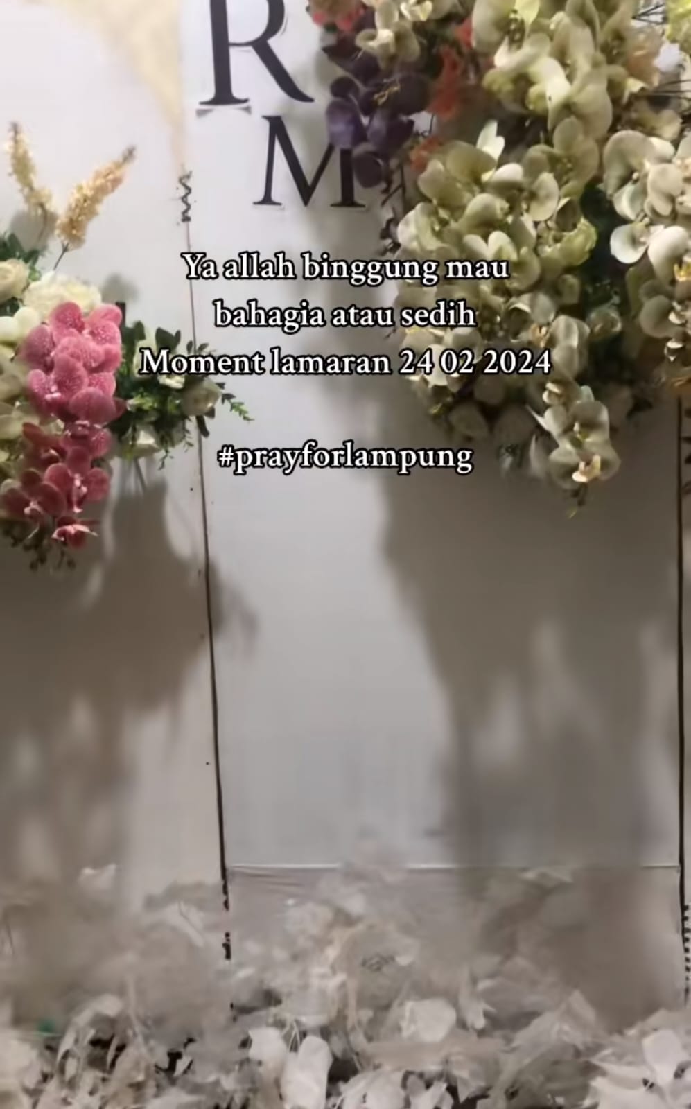 Tengah bahagia diserang bencana, momen banjir datang di saat lamaran belum selesai ini bikin nyesek