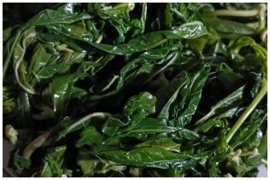 Bukan ditambah garam, ini trik merebus daun singkong agar empuk dan warnanya tetap hijau cerah