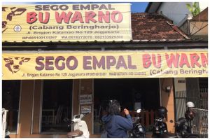Kisah sukses 57 tahun Warung Empal Bu Warno, langganan Najwa Shihab sampai Lydia Kandou