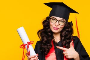 10 Rekomendasi makeup Emina untuk wisuda harga di bawah Rp 100 ribu, nggak perlu ke salon