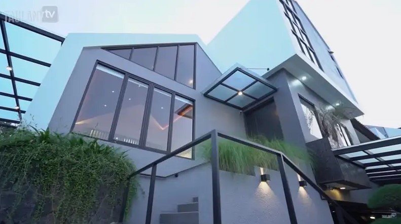 Buka pagar otomatis pakai sidik jari, 11 potret rumah Surya Insomnia ini desainnya futuristik