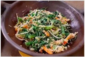 Tanpa ditumis dengan bumbu, ini trik bikin sayur urap yang warnanya cerah dan tahan sampai seharian