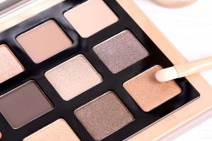10 Rekomendasi makeup palette all in one harga di bawah Rp 200 ribu, mau rias wajah nggak perlu ribet