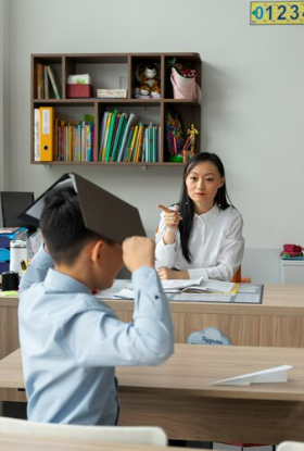 10 Contoh penerapan teori behavioristik di sekolah, bikin siswa lebih disiplin dan cepat tanggap