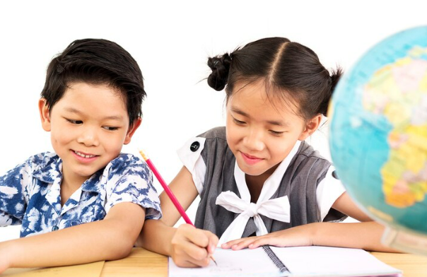 10 Contoh penerapan teori behavioristik di sekolah, bikin siswa lebih disiplin dan cepat tanggap