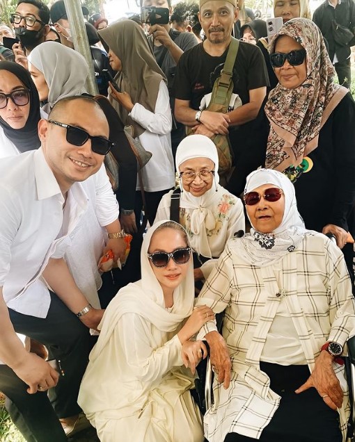 Tiko Aryawardhana hadiri pemakaman ayah Bimbim Slank, status hubungan keluarga suami BCL jadi sorotan