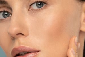 10 Rekomendasi produk untuk bikin makeup tipis harga di bawah Rp 100 ribu, nggak takut menor