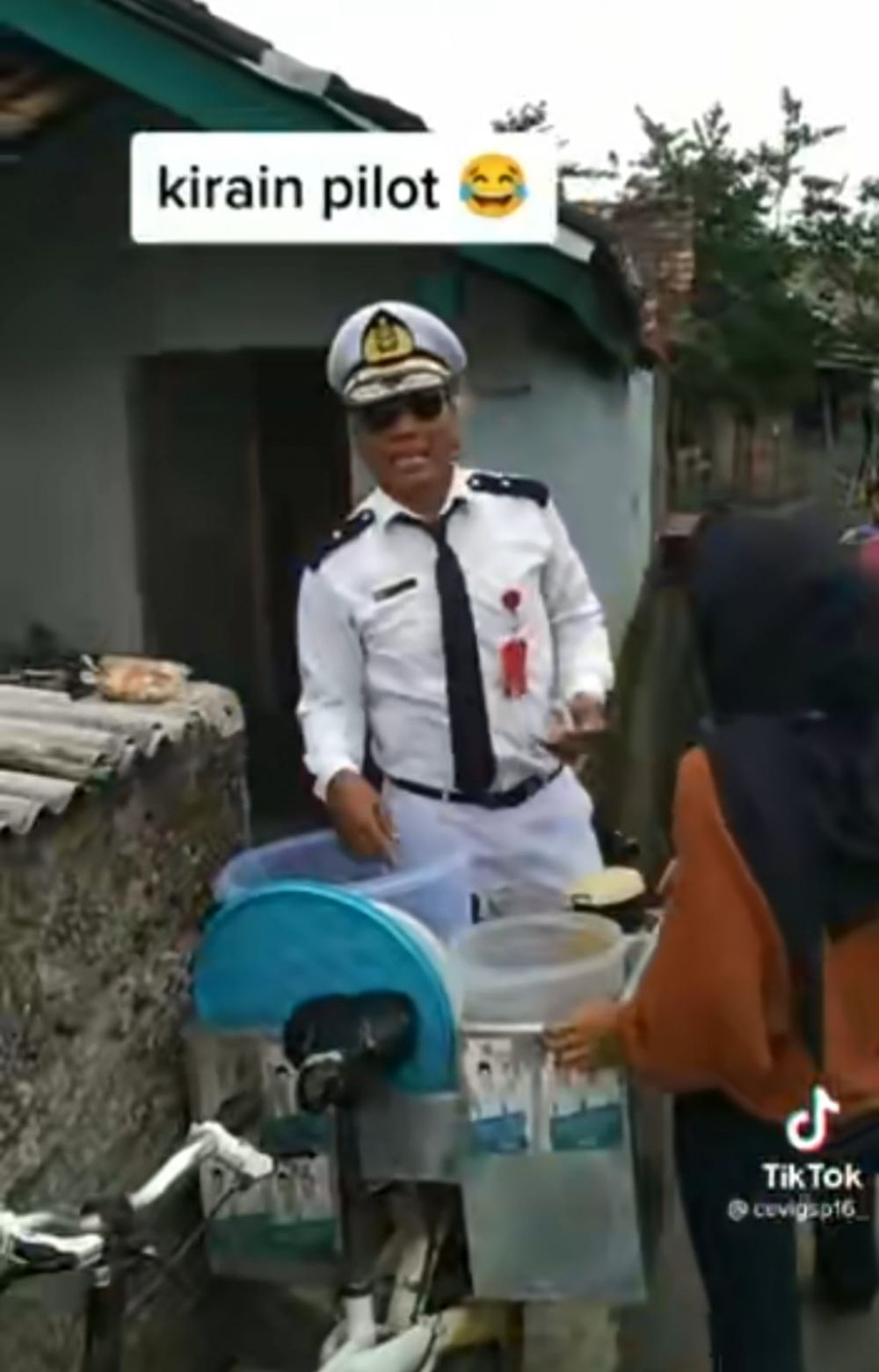 45 Potret kocak kostum pedagang ini nyeleneh tapi totalitasnya bikin pengen angkat topi, kreatif pol