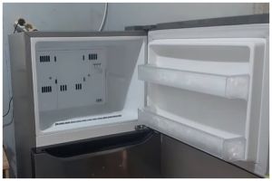 Bukan disemprot cairan khusus, trik wanita usir bau tak sedap di kulkas ini cuma pakai 1 bahan minuman