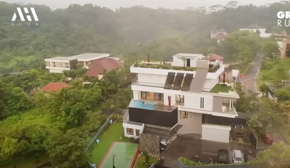 Punya hunian mewah senilai Rp50 M, 9 potret rooftop Verrell Bramasta view langsung gunung Salak