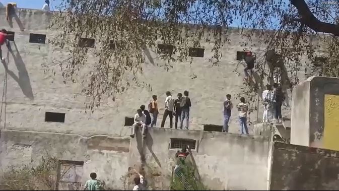 Aksi warga panjat dinding sekolah untuk berikan contekan ujian ini banjir sorotan, bikin geleng kepala