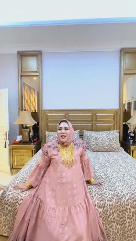 9 Potret kamar Mira Hayati ini mewah di dekorasi nuansa emas, wajib pakai double sprei buat kasur