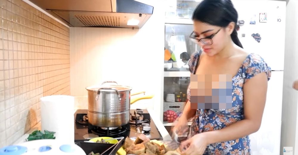 Huniannya sederhana di Jakarta, intip 7 potret dapur Tisya Erni di rumah lawasnya