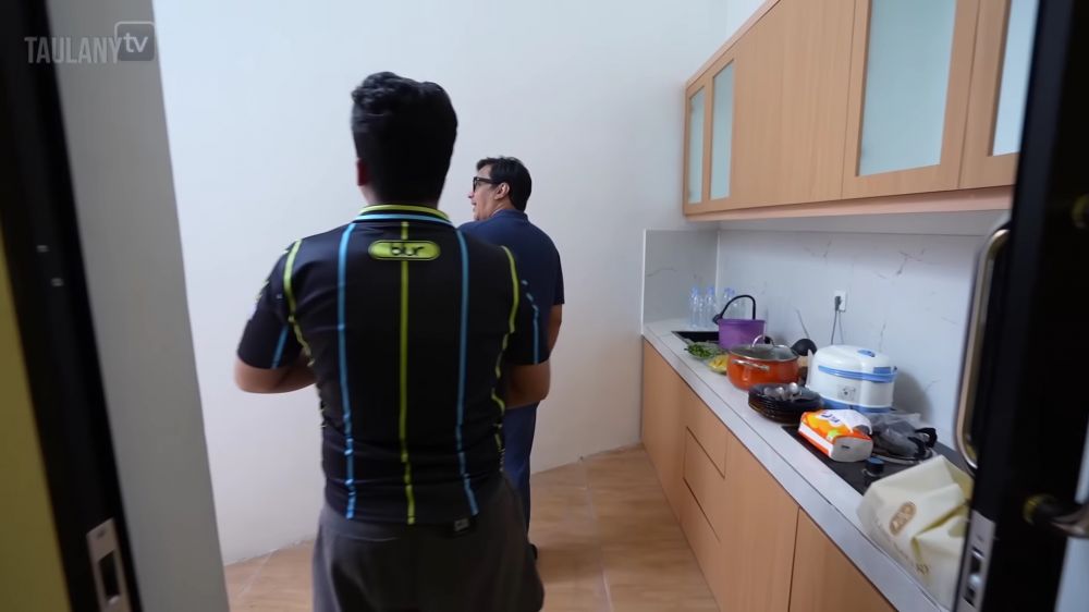 Dulu susah kini gajinya 3 digit, 9 potret dapur rumah Dustin Tiffani ini bentuk ruangnya mengerucut