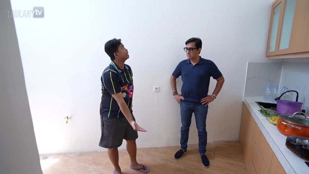 Dulu susah kini gajinya 3 digit, 9 potret dapur rumah Dustin Tiffani ini bentuk ruangnya mengerucut