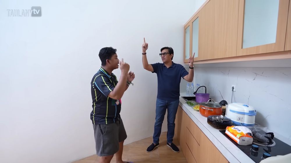 Dulu susah kini gajinya 3 digit, 9 potret dapur rumah Dustin Tiffani ini bentuk ruangnya mengerucut