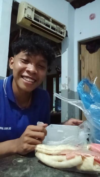 Momen ngenes cowok nangis sambil makan makanan basi pemberian ibunya ini punya cerita pilu di baliknya