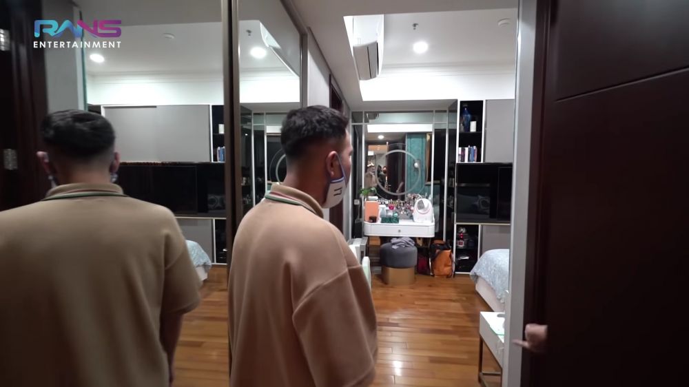 Punya apartemen Rp 30 M, 9 potret kamar Uya Kuya ini pakai lampu berteknologi canggih, auto nyala