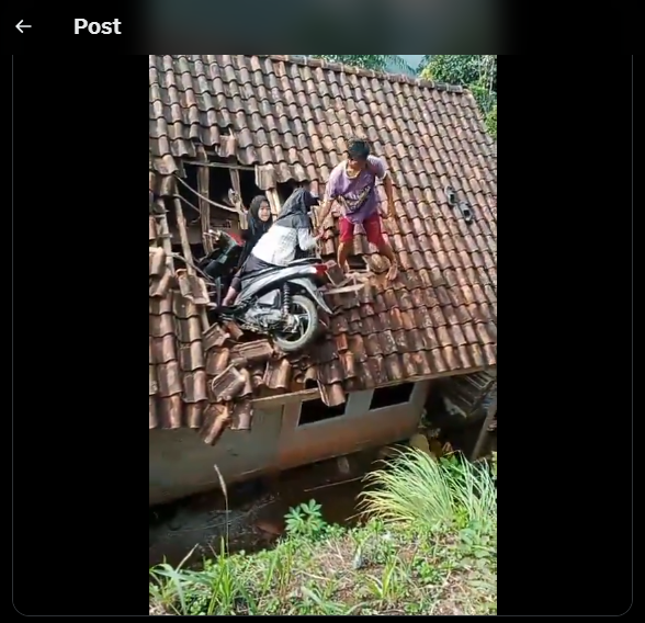 Detik-detik 2 bocah SD 'nyungsep' bareng sepeda motornya di atap rumah warga, kronologinya bikin heran