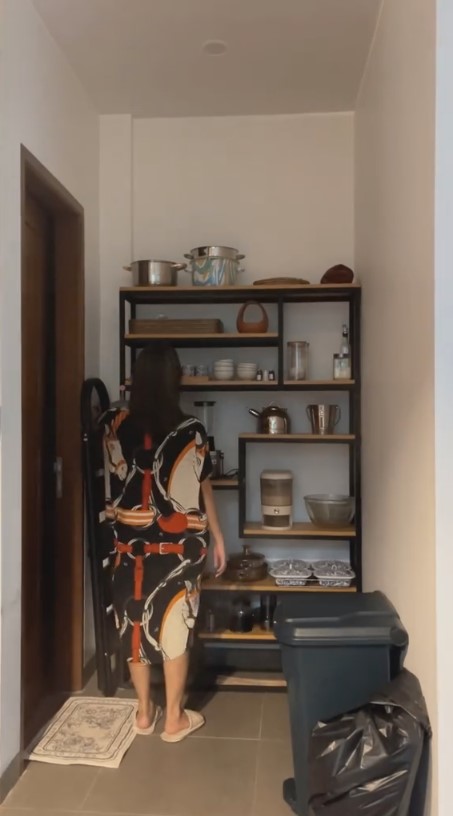 10 Potret dapur Glenca Chysara ini penataan perabotannya di rak rapi pol, bikin emak-emak mupeng