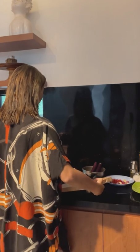 10 Potret dapur Glenca Chysara ini penataan perabotannya di rak rapi pol, bikin emak-emak mupeng