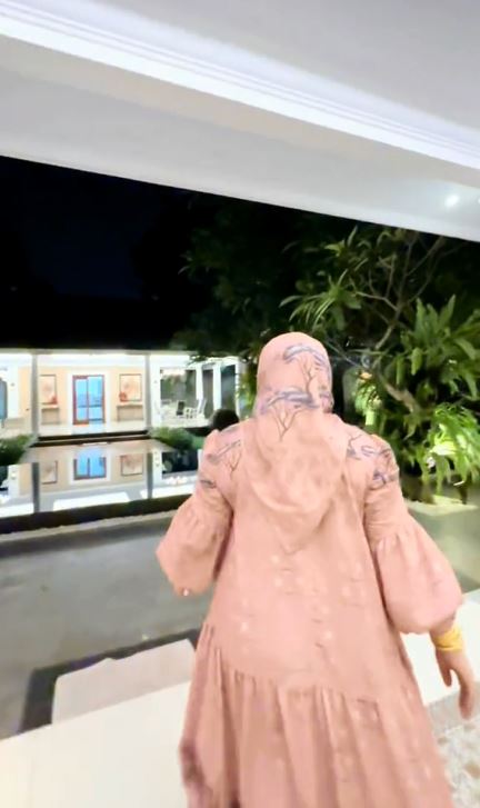 Tempati rumah Rp35 M, 9 potret halaman belakang bos skincare Mira Hayati disebut mirip hunian Syahrini