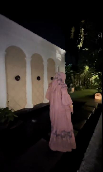 Tempati rumah Rp35 M, 9 potret halaman belakang bos skincare Mira Hayati disebut mirip hunian Syahrini