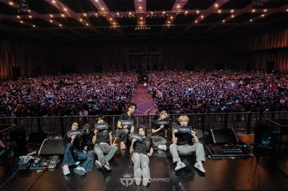 Tampil energik di konser pertama “Brake the Brake”, Xdinary Heroes janji akan kembali ke Indonesia