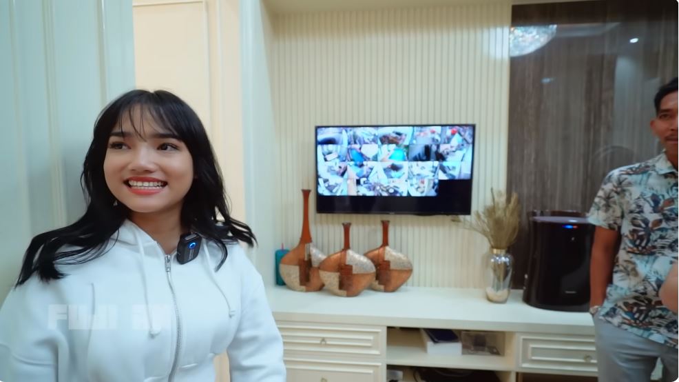 Usia 25 punya rumah megah 1000 meter, 11 potret kamar bos skincare Melvina Husyanti bathub tak dipakai