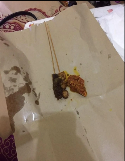 11 Momen apes saat makan sate ini bikin ngelus dada, bukannya kenyang malah kesel