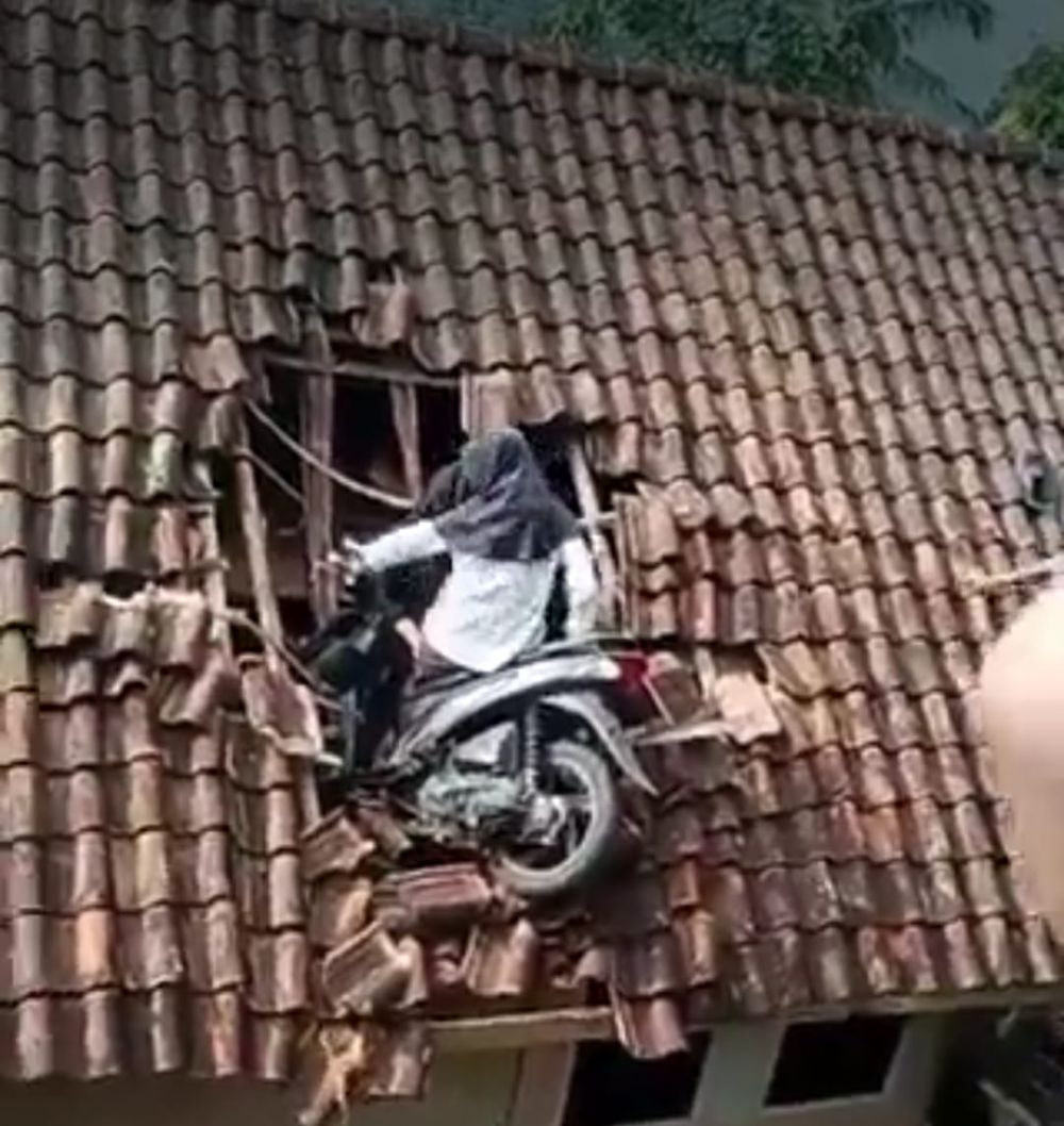Heboh bocah nyungsep dengan sepeda motor di atap rumah, ternyata begini ekstrem jalan yang dilewati