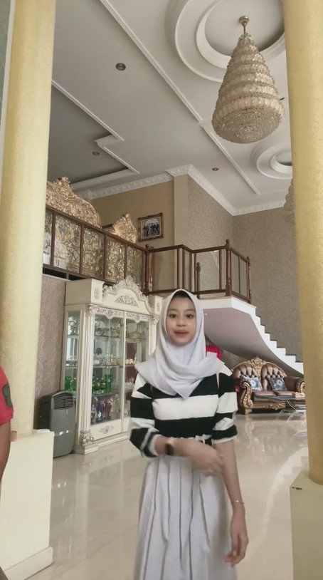 Disangka pakai green screen, 9 potret rumah mewah Tasa seleb TikTok ini aslinya berlapis cat emas