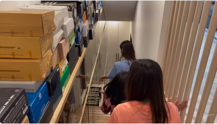 10 Potret dapur bawah tanah Tarra Budiman, rak penyimpanannya ala minimarket