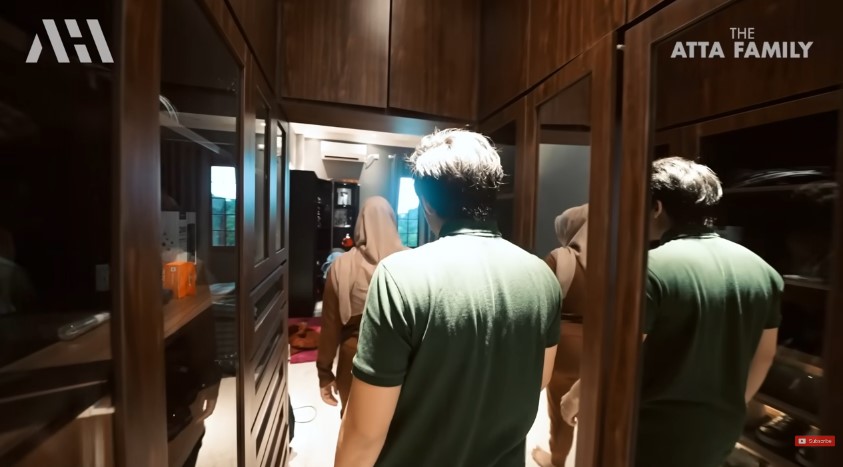 Ada pintu kamuflase, 11 potret kamar tidur Fadil Jaidi ini lengkap dengan ruang gaming pribadi