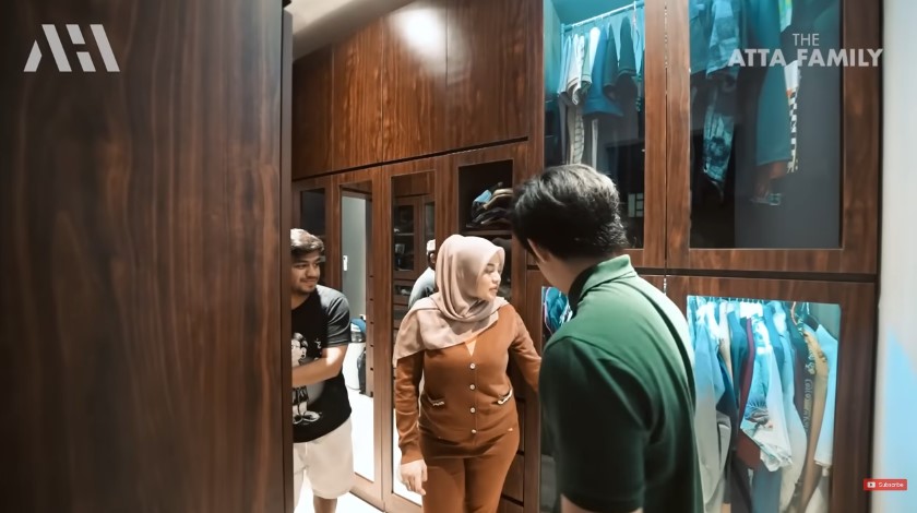 Ada pintu kamuflase, 11 potret kamar tidur Fadil Jaidi ini lengkap dengan ruang gaming pribadi