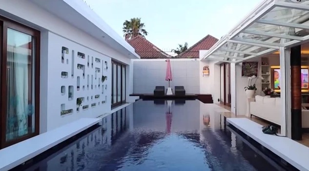 9 Potret walk in closet bos skincare Maharani Kemala ini bak butik elit, koleksi tasnya bikin melongo